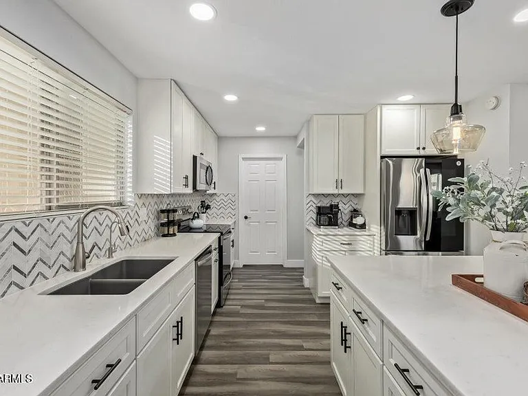 10617 W Daley Ln — Photo 12
