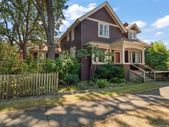 3rd image of 1353 Craigdarroch Rd