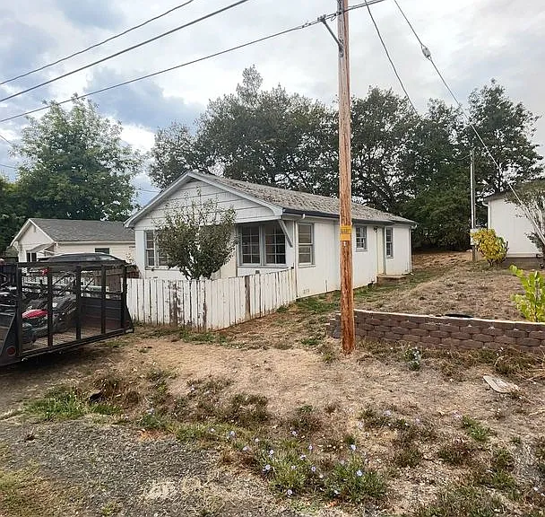 577 NW T St — Photo 19