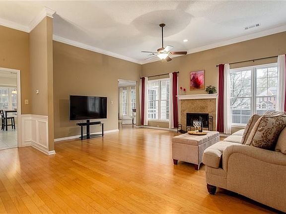 3rd image of 4345 Pinehollow Ct