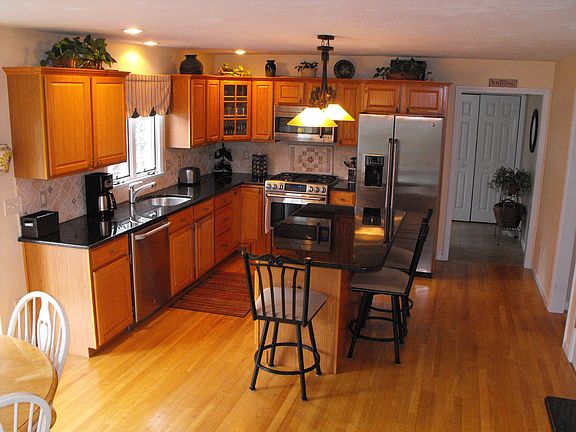 3rd image of 32 Farmington Dr
