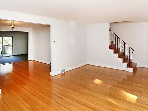 3rd image of 114 Garden Ct