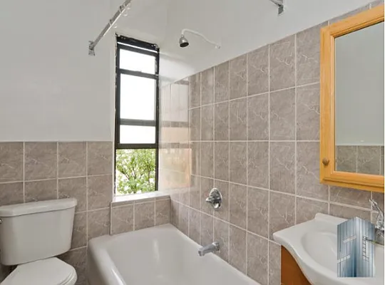 Rented by Skyline Group Real Estate | media 9