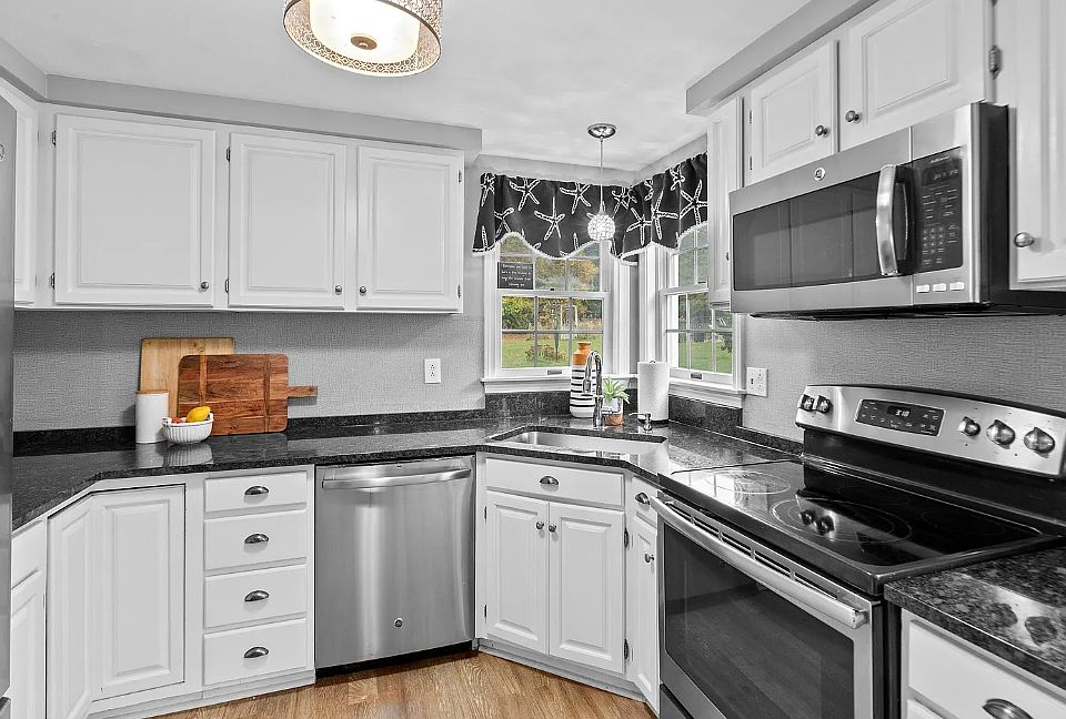 Kitchen (new fridge and range).