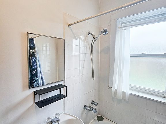 4th image of 6528 N Lakewood Ave APT 4