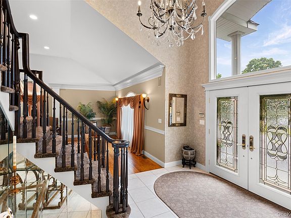 2nd image of 56 Sage Hollow Court
