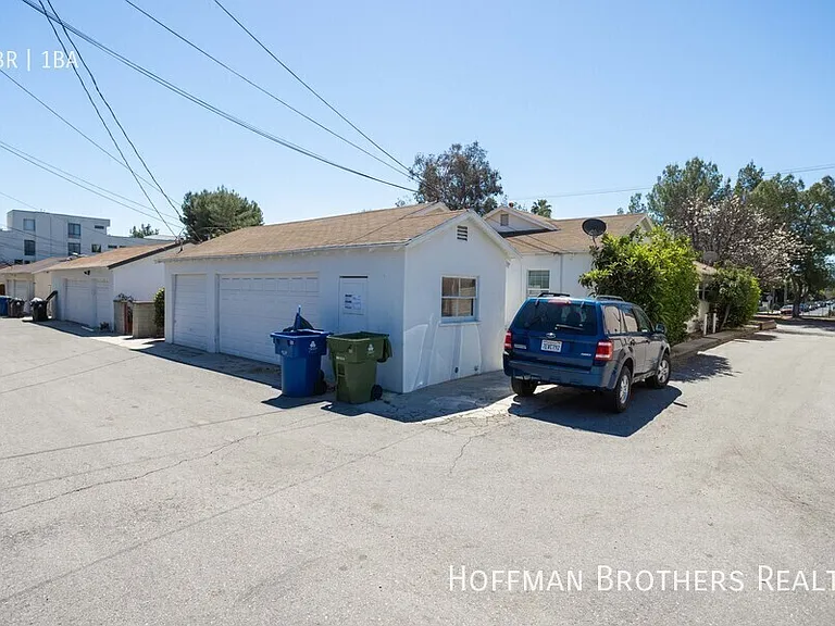 12423 1/2 Chandler Blvd — Photo 11