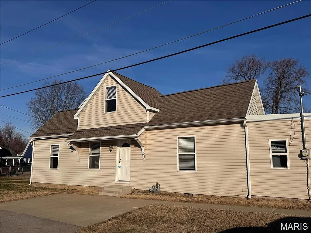 2 bed, 1.0 bath, 742 sqft, $1,100 — Photo 2