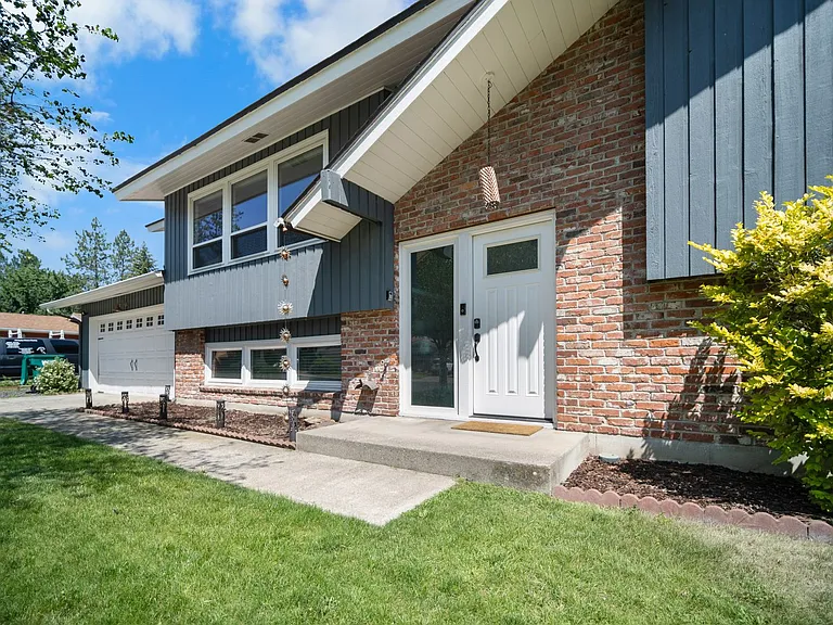 107 E Regina Ave — Photo 2