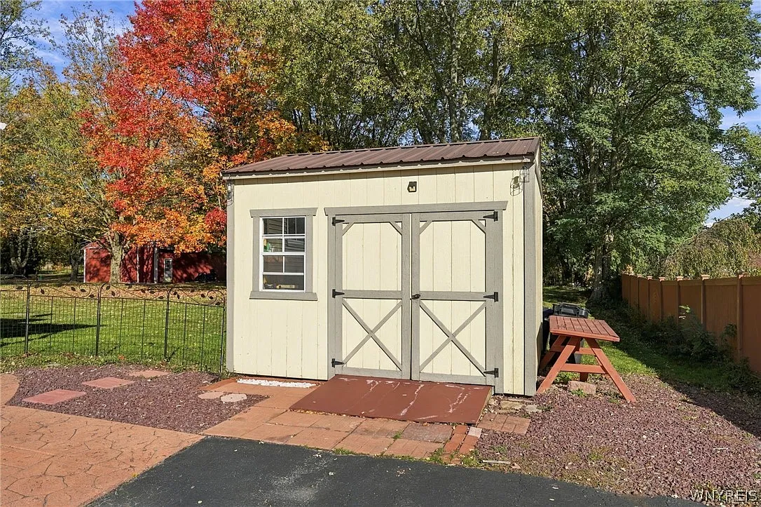 4 bed, 2.0 bath, 1779 sqft, $2,500 — Photo 4
