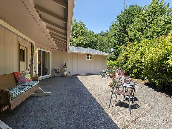 4th image of 130 Tillicum St