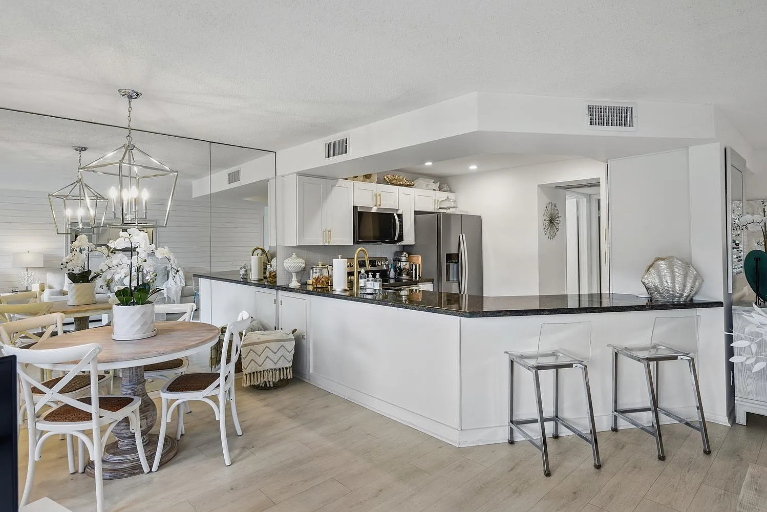 1 bed, 1.5 bath, 704 sqft, $5,000 — Photo 2