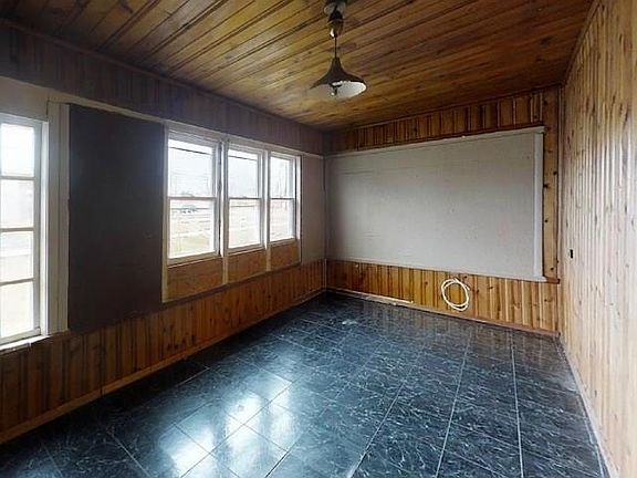 2nd image of 7 White St