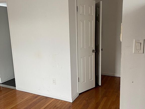 4th image of 52 Lincoln Ave APT 9