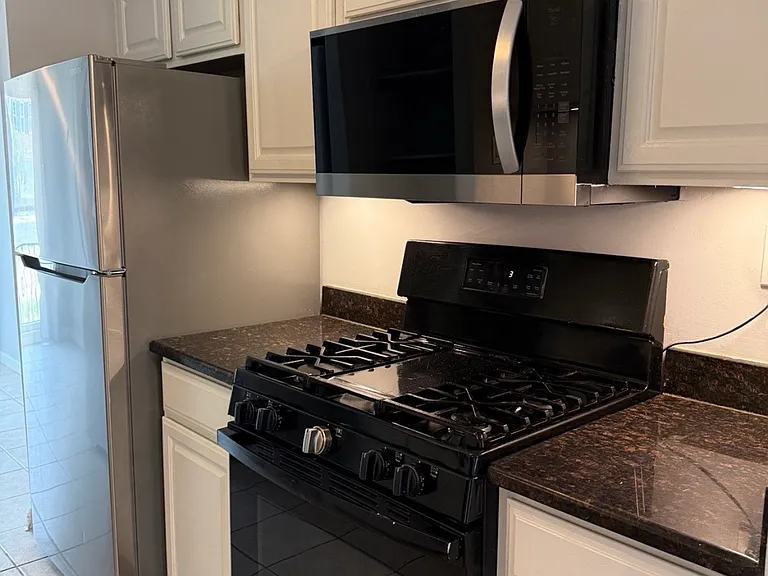 238 N Stevenson Sq — Photo 6