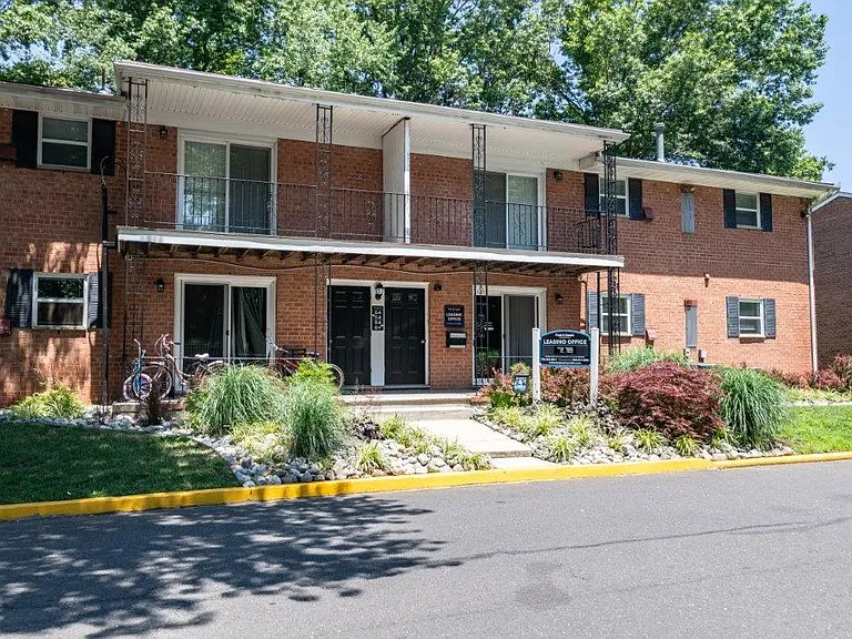 Post and Coach Apartment Homes — Photo 11