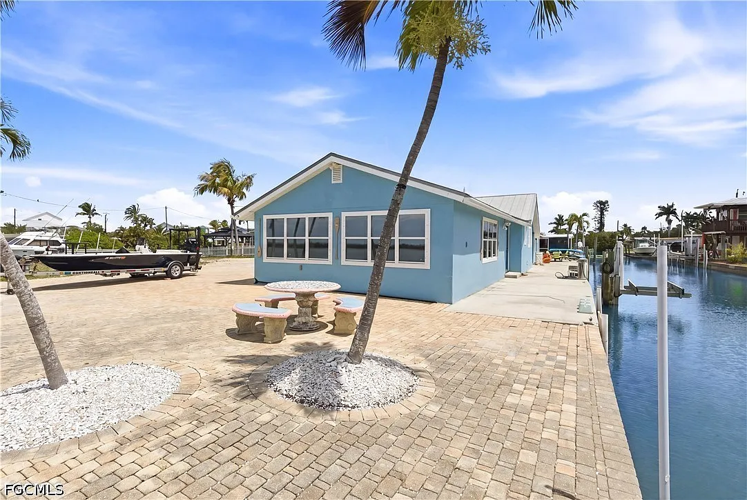 3 bed, 2.0 bath, 1533 sqft, $4,700 — Photo 3