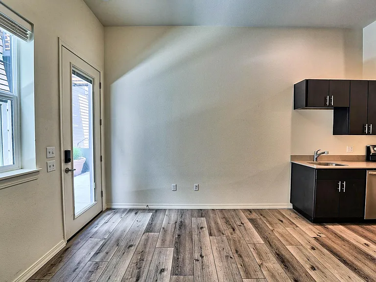 560 1st Ave N #109 — Photo 4