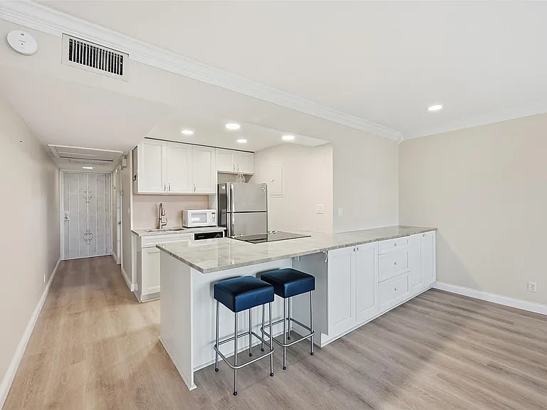 801 NE 18th Ct #202 — Photo 4