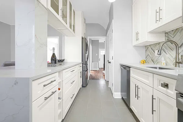 Sold by Mitra Hakimi Realty Group, LLC | media 18