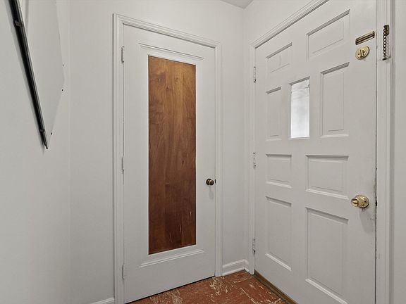 3rd image of 810 Horton St