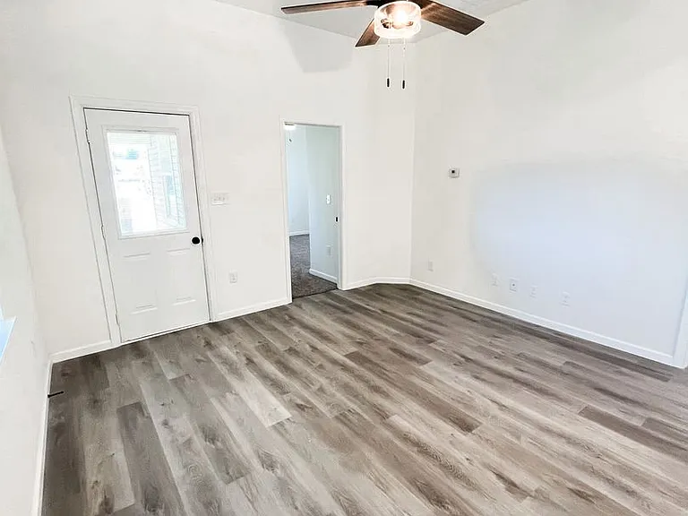 1025 W 13th St — Photo 10