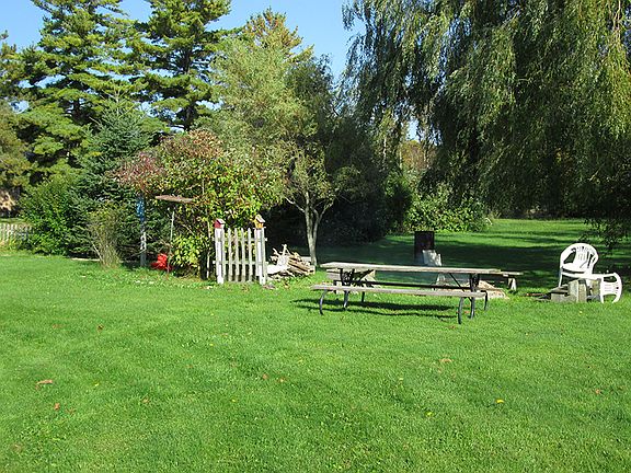 3rd image of 812 Arbutus St