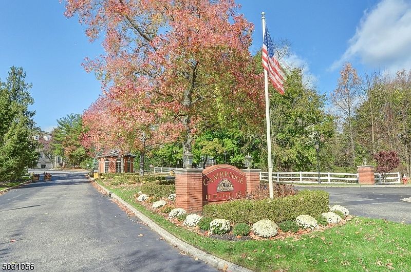 1st image of 175 Surrey Ct