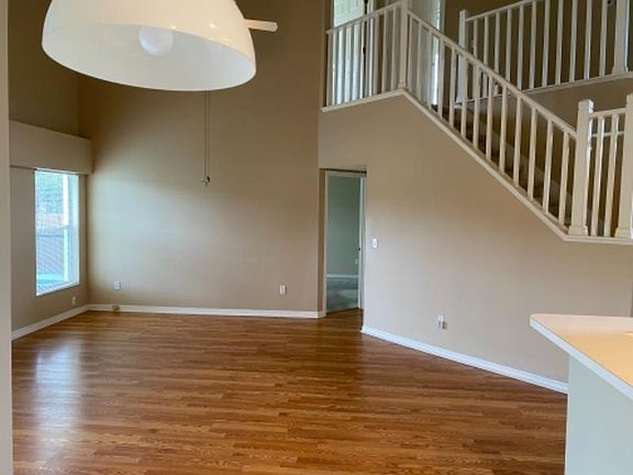 5th image of 132 Queens Ct