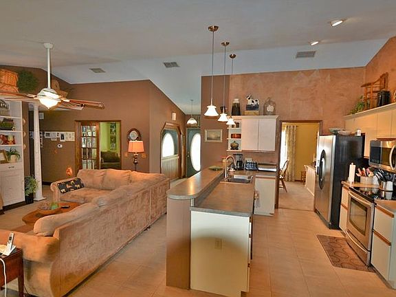 4th image of 8901 Hillsdale Dr