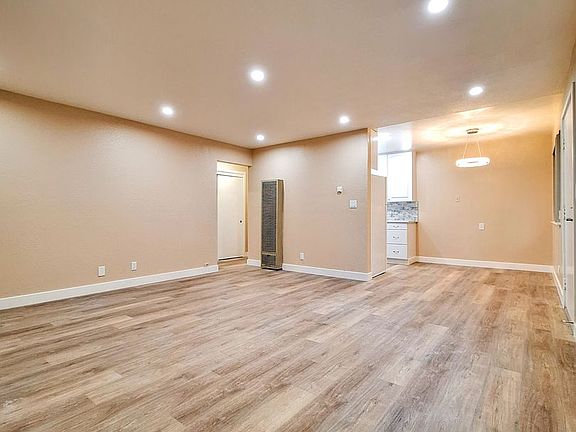3rd image of 890 Burbank Dr APT 3