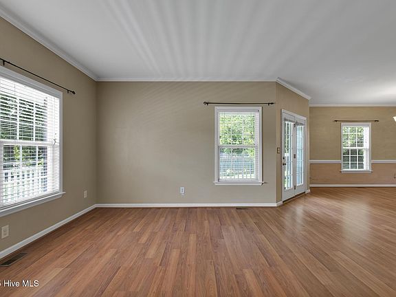 5th image of 206 Jamestown Court