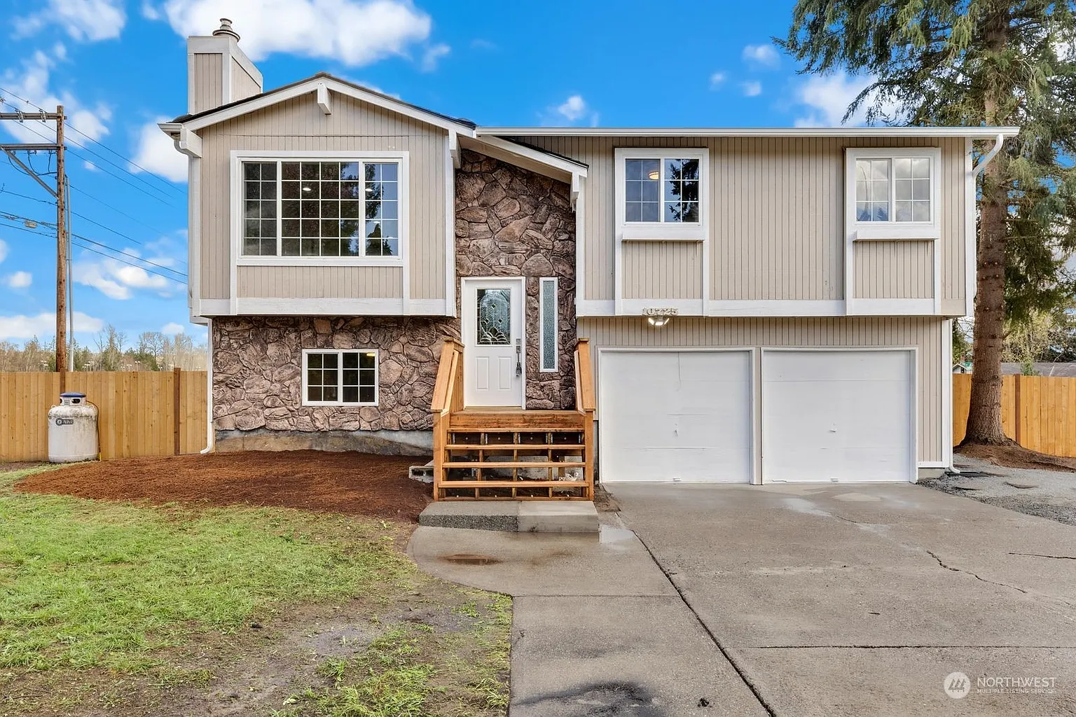 10725 55th Avenue NE photo 1