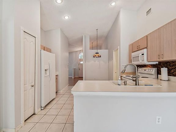 3rd image of 407 Sangria Dr