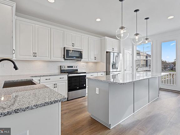 3rd image of 610 Hemsworth Ln