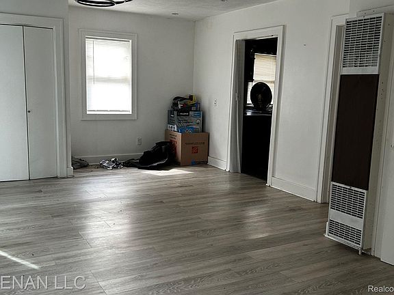 4th image of 1520 E Oakland Ave