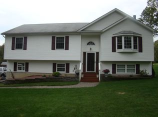 19 Stagecoach Dr, Middletown, NY 10940