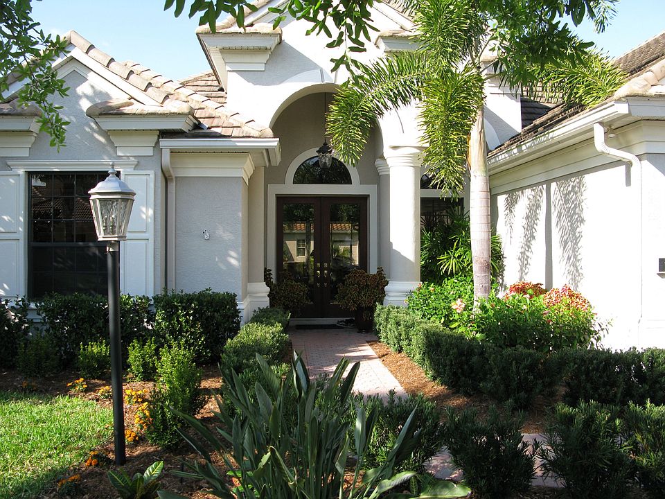 Large Corner lot on court