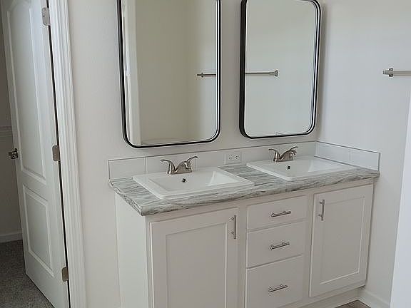 Double sink/Lighted mirrors 