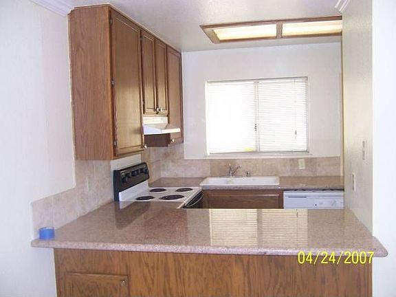 3rd image of 906 Wyandotte Ave