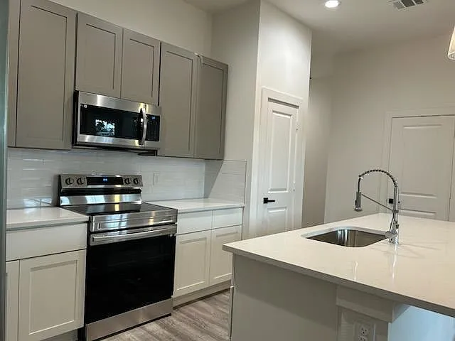 3 bed, 2.5 bath, 1596 sqft, $2,500 — Photo 3