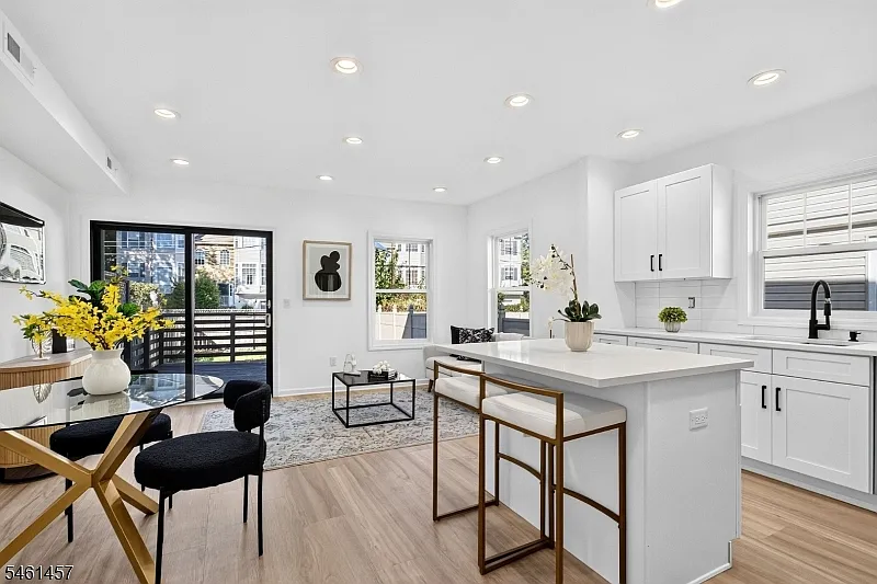 2 bed, 2.0 bath, $2,900 — Photo 2