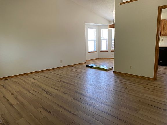 3rd image of 1408 W Basswood Dr