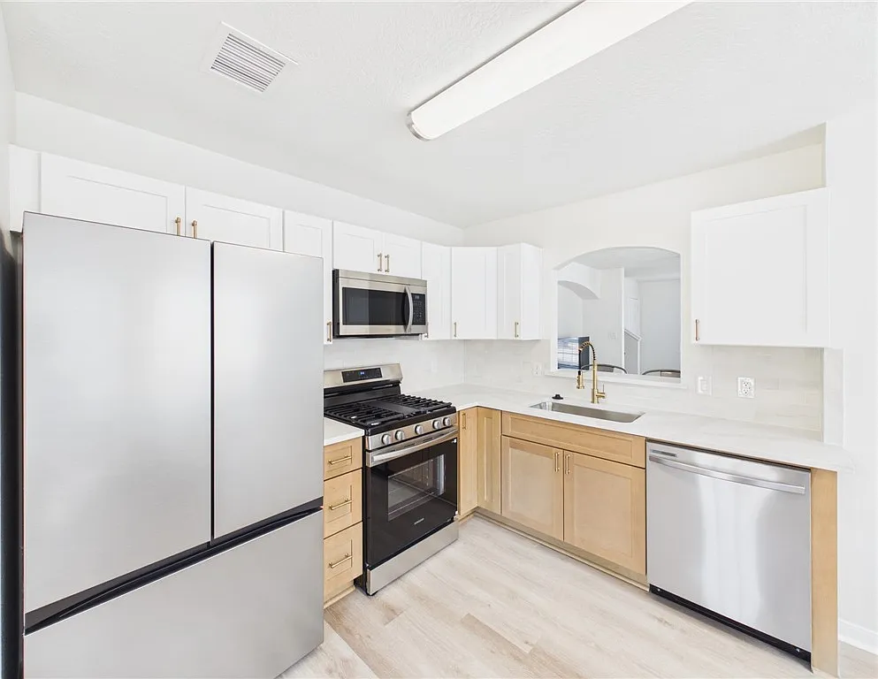 4 bed, 1555 sqft, $2,350 — Photo 3