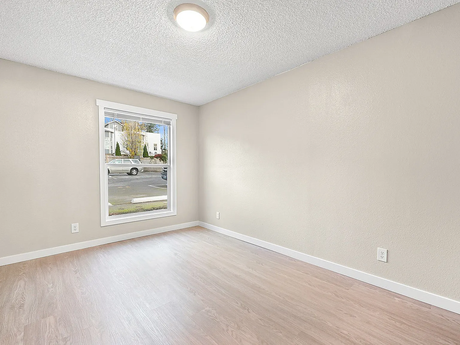 2600 Alderwood Ave — Photo 3
