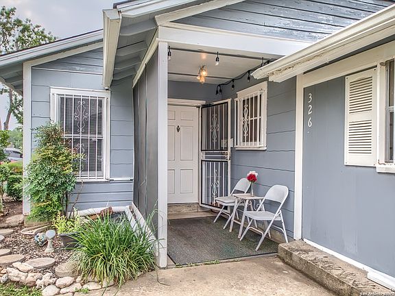 3rd image of 326 PRESTWICK BLVD