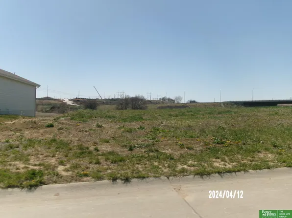 18407 Greenleaf St, Omaha, NE 68136