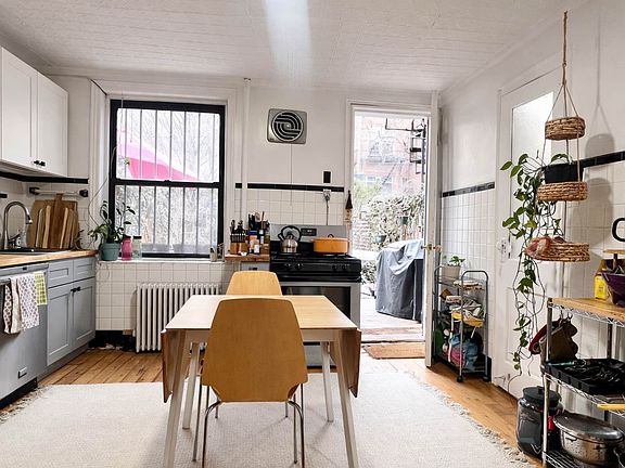 5th image of 238 Carlton Ave