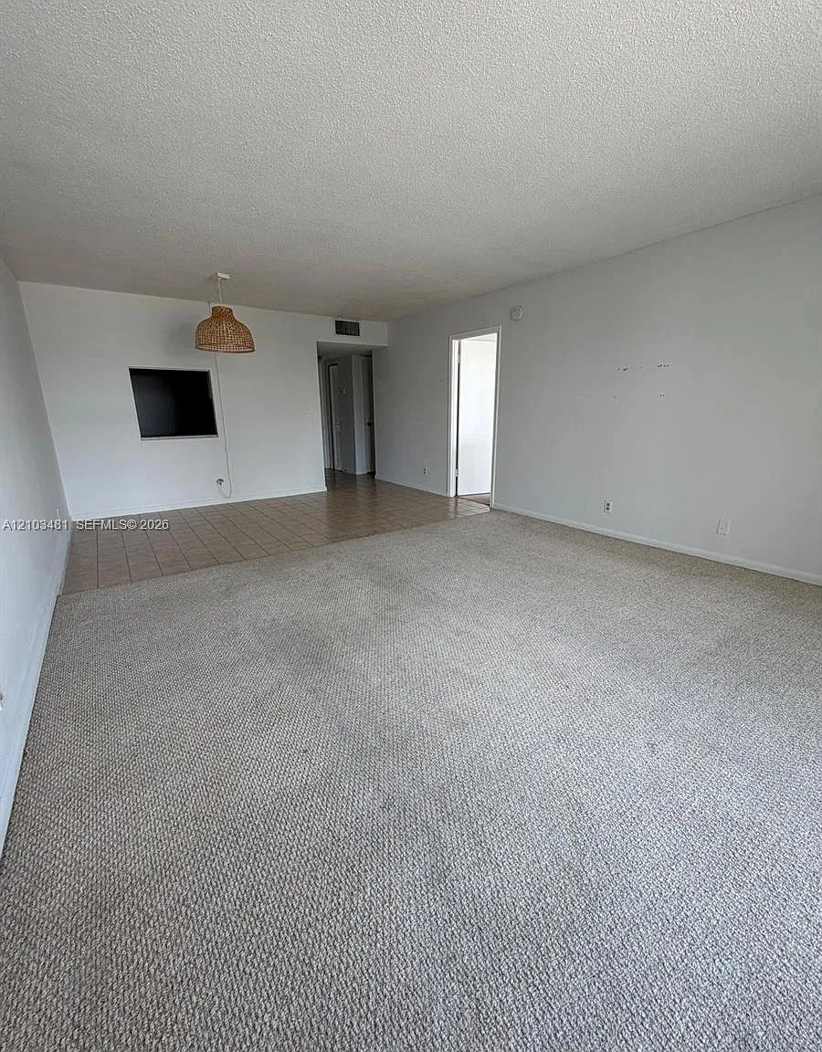 Imperial Towers Condo — Photo 2