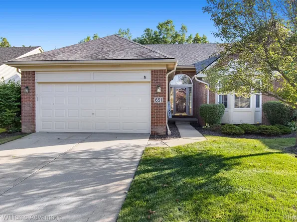 651 Woodhaven Dr #57, Walled Lake, MI 48390